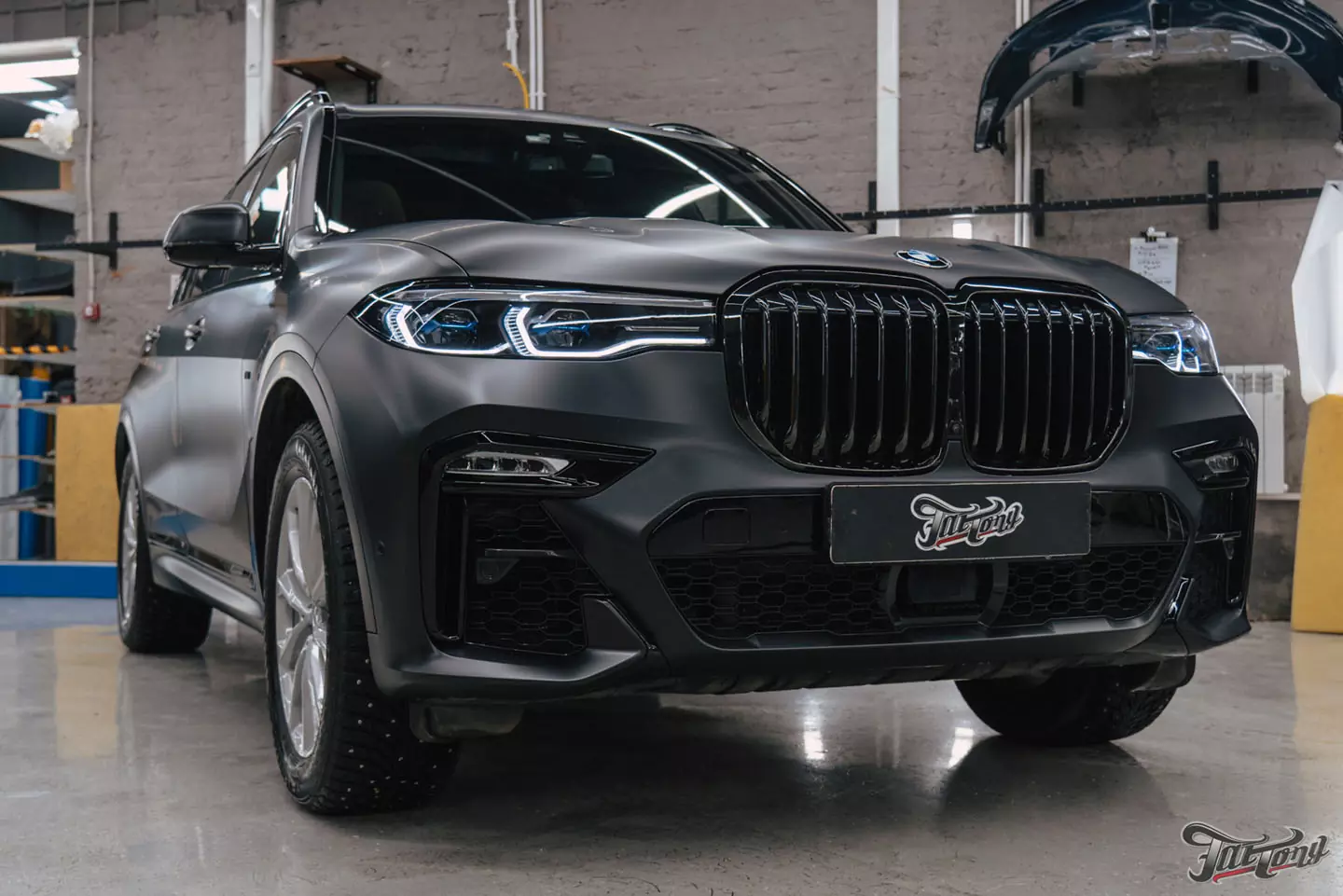 Оклеили BMW X7 в матовый полиуретан, провели чистку салона и покрыли кожу керамикой